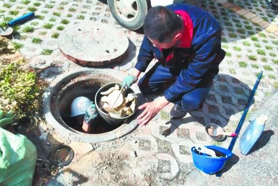 熱企工作人員檢修供熱管道。